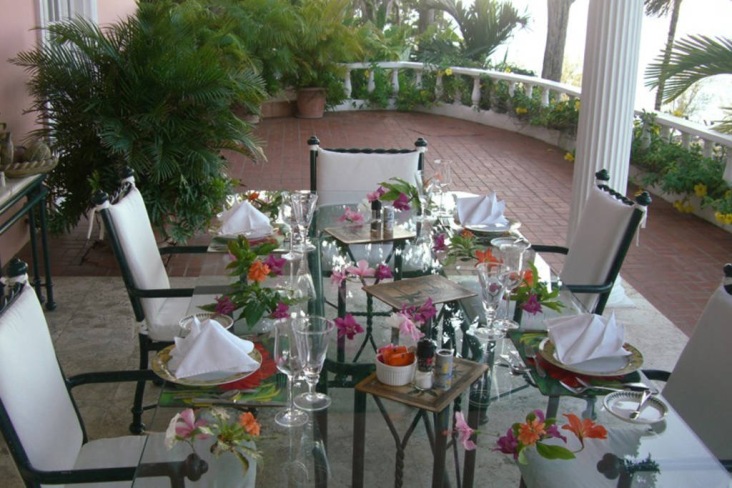 Middagsbordet på verandan. Foto: Villas Jamaica